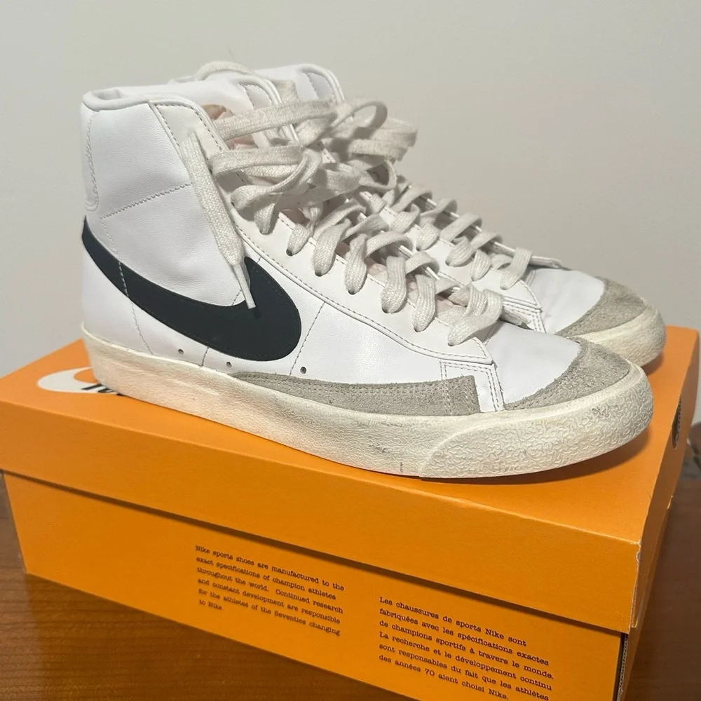 Nike Blazer Mid '77 White and Black Size US Men's 10.5 / Women's 12